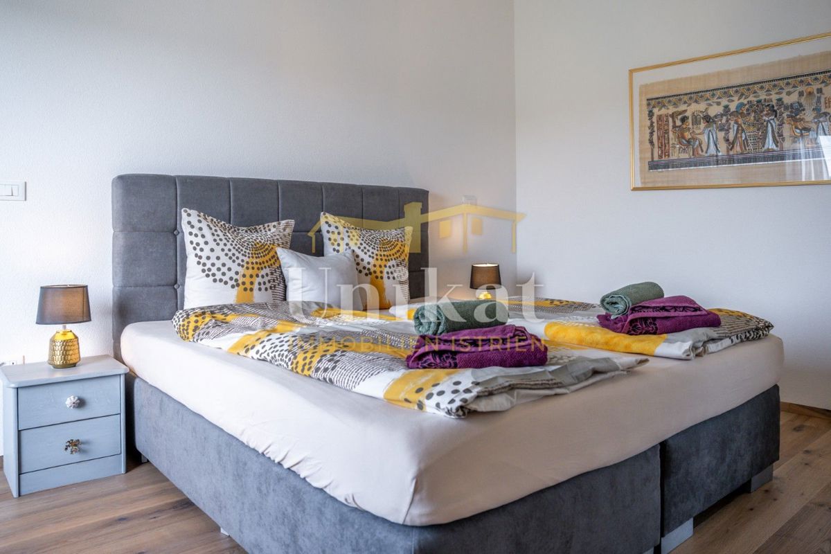 Luksuzna hiša z garažo v kleti - 3 km do morja